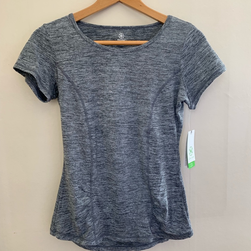 ⭐️Gaiam NWT yoga slim fit shirt size medium